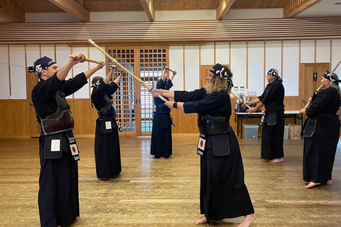 Tokyo: Japanese Kendo Experience with High-Ranked Instructor Let's experience kendo, a traditional Japanese martial art!