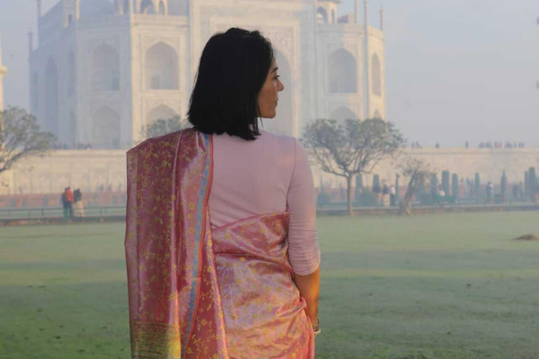 From Delhi Taj Mahal photoshoot in traditional Indian outfit From Delhi: Photoshoot+ Tickets+ Guide+ Rental saree & Kurta