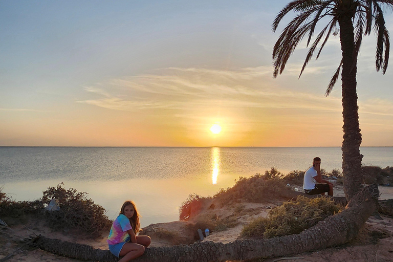 Süd-Djerba mit dem Roller: Olivenbäume, Töpferwaren und SonnenuntergangSüden von Djerba mit dem Roller: Olivenbäume, Töpferwaren und Sonnenuntergang