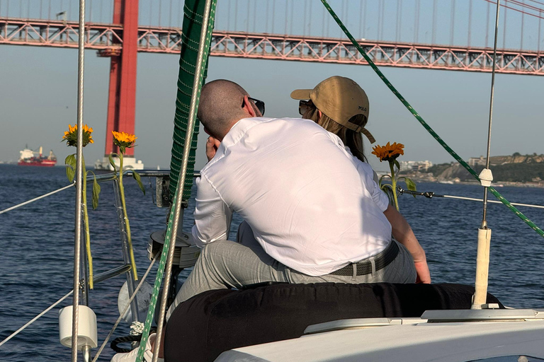 لشبونة: رحلة بحرية رومانسية عند غروب الشمس مع النبيذ والتاباس البرتغالي