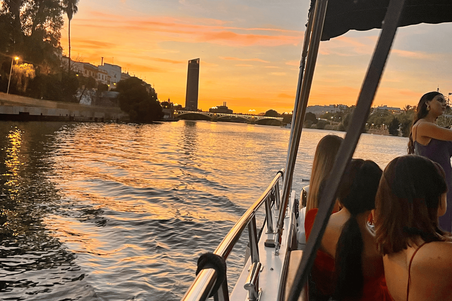 Private boat trip on the Guadalquivir - Private boat ride 1h (1 a 13 pax)