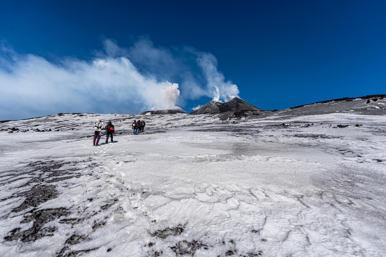 Mont Etna : Randonnée au sommet avec téléphérique et collation incluseMont Etna : Trekking au sommet des cratères avec téléphérique et bus 4x4 inclus