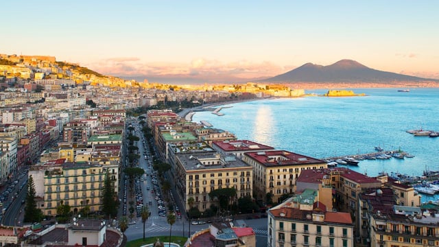 Depuis Rome : Excursion d&#039;une journée à Pompéi et Naples en train à grande vitesse