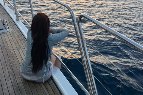 Jeju: Yacht Tour with Optional Sunset or Haenyeo Experience Sunset Tour