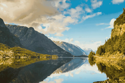 Wycieczka z przewodnikiem: Hardangerfjord, wodospady i przeprawa promem