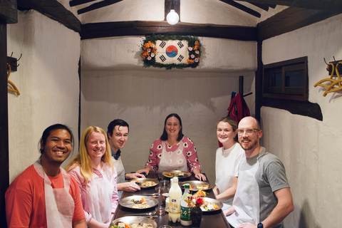 Clase de cocina Royal Seoul en un hanok centenarioClase de cocina real de Seúl en una casa tradicional hanok de 100 años de antigüedad