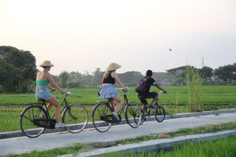 Yogyakarta : Classic Bike Tour with Lunch and Pickup