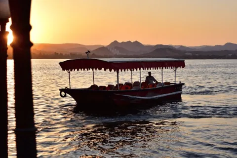 Udaipur: Guided Walking Tour of Ghats with Boat Ride