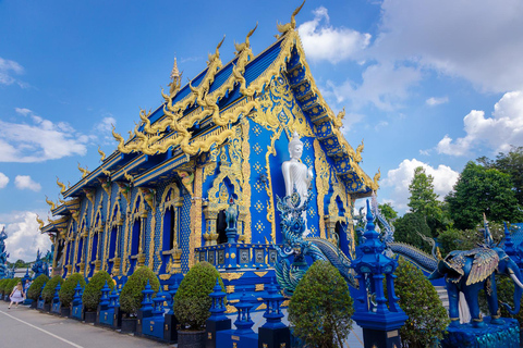 Excursión a los templos rojo, azul y blanco y a las aguas termales desde Chaing MaiTemplos rojos, azules y blancos y viaje a aguas termales desde Chaing Mai