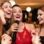 Bari: Cena spettacolo con open bar e musica del vivo