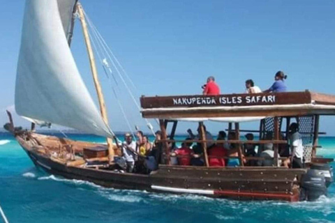 Zanzibar : baignade avec les tortues de mer et croisière en boutre au coucher du soleil