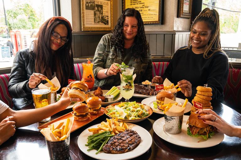 Mallorca: Entrada al Hard Rock Cafe con comida o cenaCome rodeado de historia de la música en Hard Rock Cafe Mallorca.