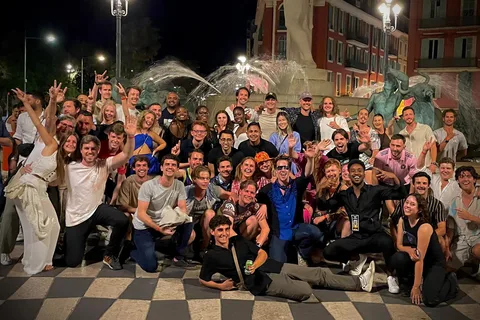 Pub Crawl Burdeos: Bebe, Ríe, Conoce el Mundo