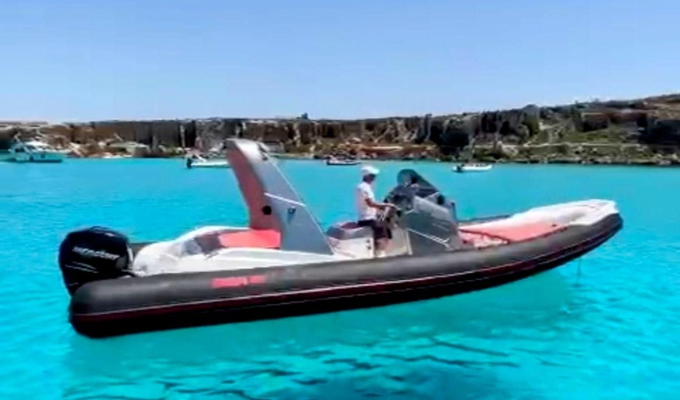 Von Favignana: Mit Salvo im Schlauchboot