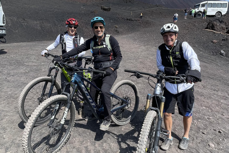 Cima dell'Etna in e-bikeE-bike sulla cima dell'Etna