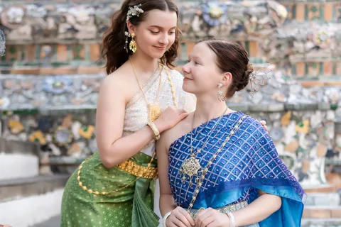Fotografia profissional de trajes tailandeses em Wat Arun, Banguecoque