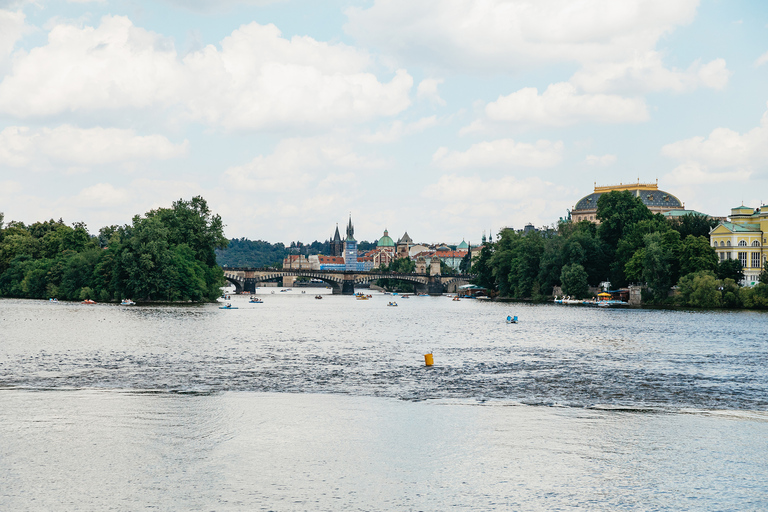 Praga: crociera sul fiume Moldava con pranzo su barca dal tetto trasparentePraga: crociera con pranzo di 2 ore sul fiume Moldava