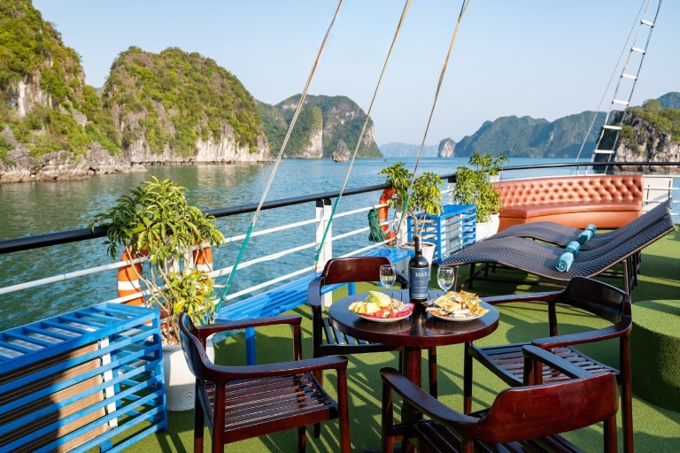 Halong dagcruise ervaring met lunch & kajakkenOphalen bij de haven van Bai Chay