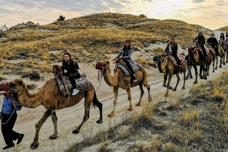 Dalla Cappadocia: Giro in cammello all&#039;alba o al tramonto: escursione di un giorno