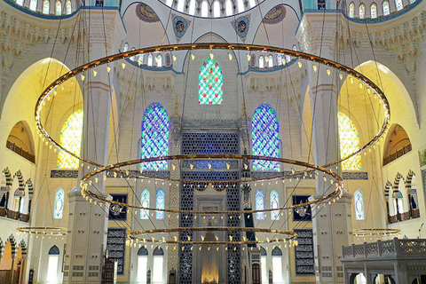 Istanbul : Visite d&#039;une journée à deux côtés de la ville avec déjeuner et tour en bateau