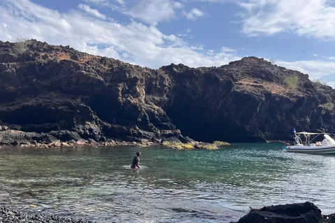 Tarrafal: Passeio de barco pelas cavernas de Águas Belas com mergulho com snorkel