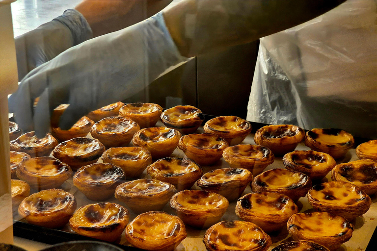 Tour gastronómico em pequenos grupos em Lisboa: coma e beba como um localTour gastronómico com guia inglês