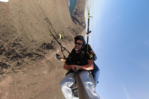 Lanzarote: tandemparaglidingvlucht boven een lavaveldRoallercoaster tandemvlucht