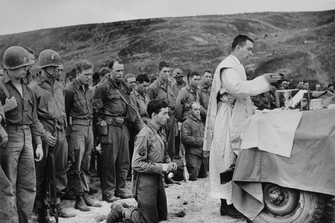 Normandy D-Day Beaches: Small Group Tour from Paris