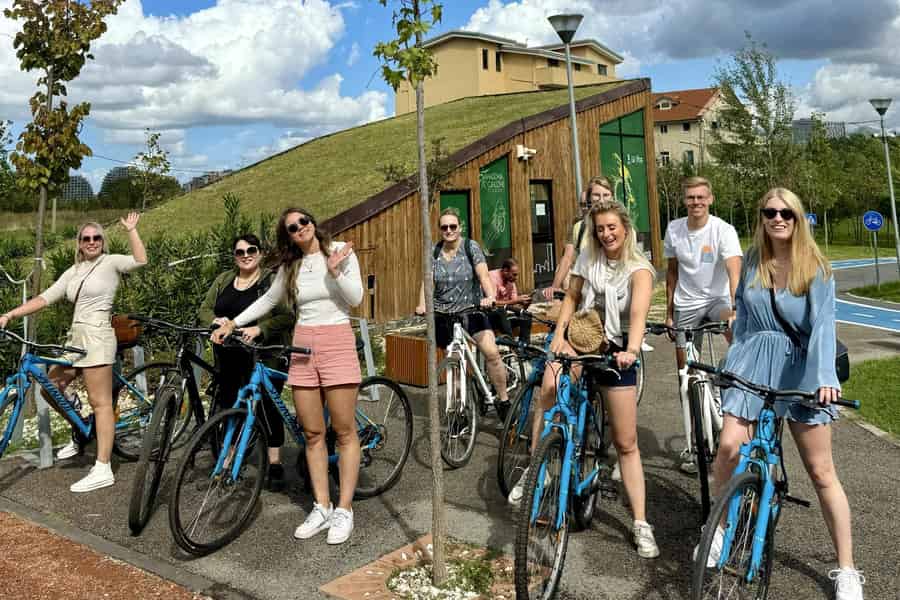 Fahrrad- oder E-Bike-Tour Tirana Express: Radle zu den Highlights von Tirana. Foto: GetYourGuide Fahrrad- oder E-Bike-Tour Tirana Express: Radle zu den Highlights von Tirana. Foto: GetYourGuide