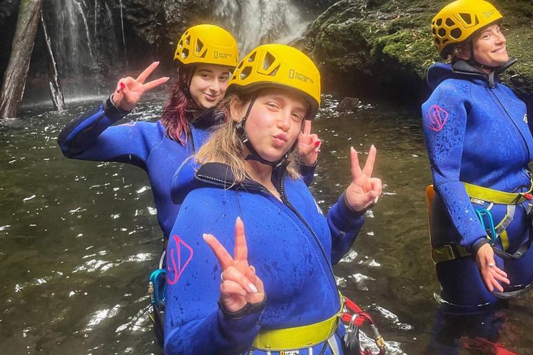 São Miguel: esperienza di canyoning nella Ribeira dos CaldeirõesSão Miguel: Esperienza di canyoning nella Ribeira dos Caldeirões