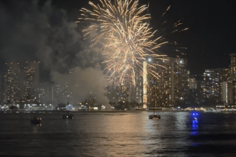 Honolulu: Private Waikiki Boat Cruises for up to 6 People