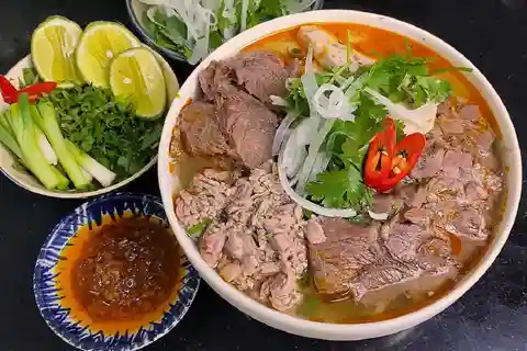 Hue : Night Street Food Tour with a Local Guide