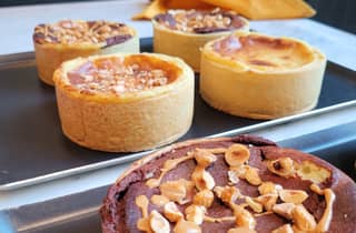 Backe traditionelle französische Flans mit einem Konditor