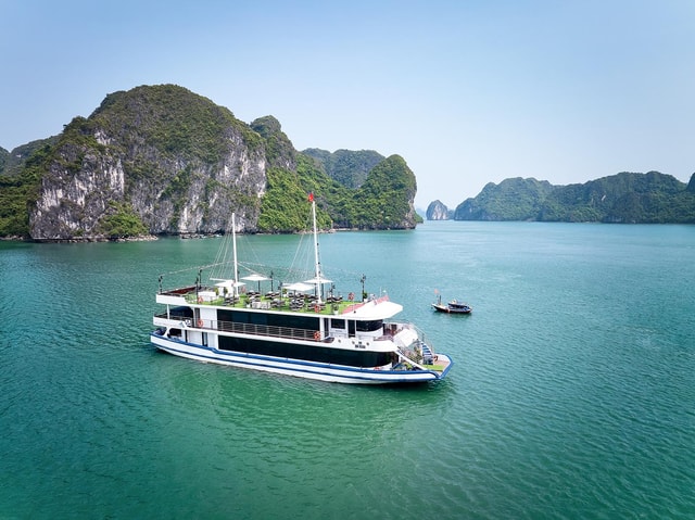 Hanoi: Full-Day Halong Bay 5-star Cruise with Kayak & Buffet