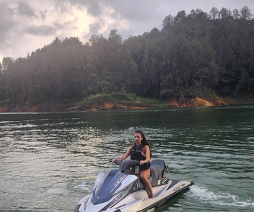 De Medellín: Passeio de carro em Guatapé com passeio no lago Wave Runner
