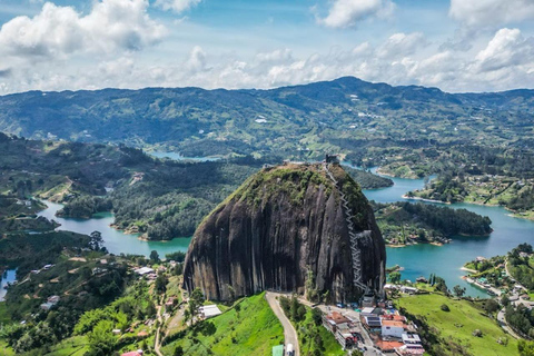 MEDELLIN: TOUR INGLÊS GUATAPE + PEÑOL VELHO + MALECON + BARCO RUMBERO