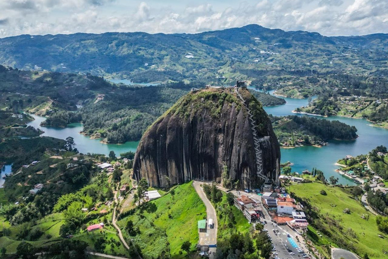 MEDELLIN: TOUR INGLÊS GUATAPE + PEÑOL VELHO + MALECON + BARCO RUMBERO