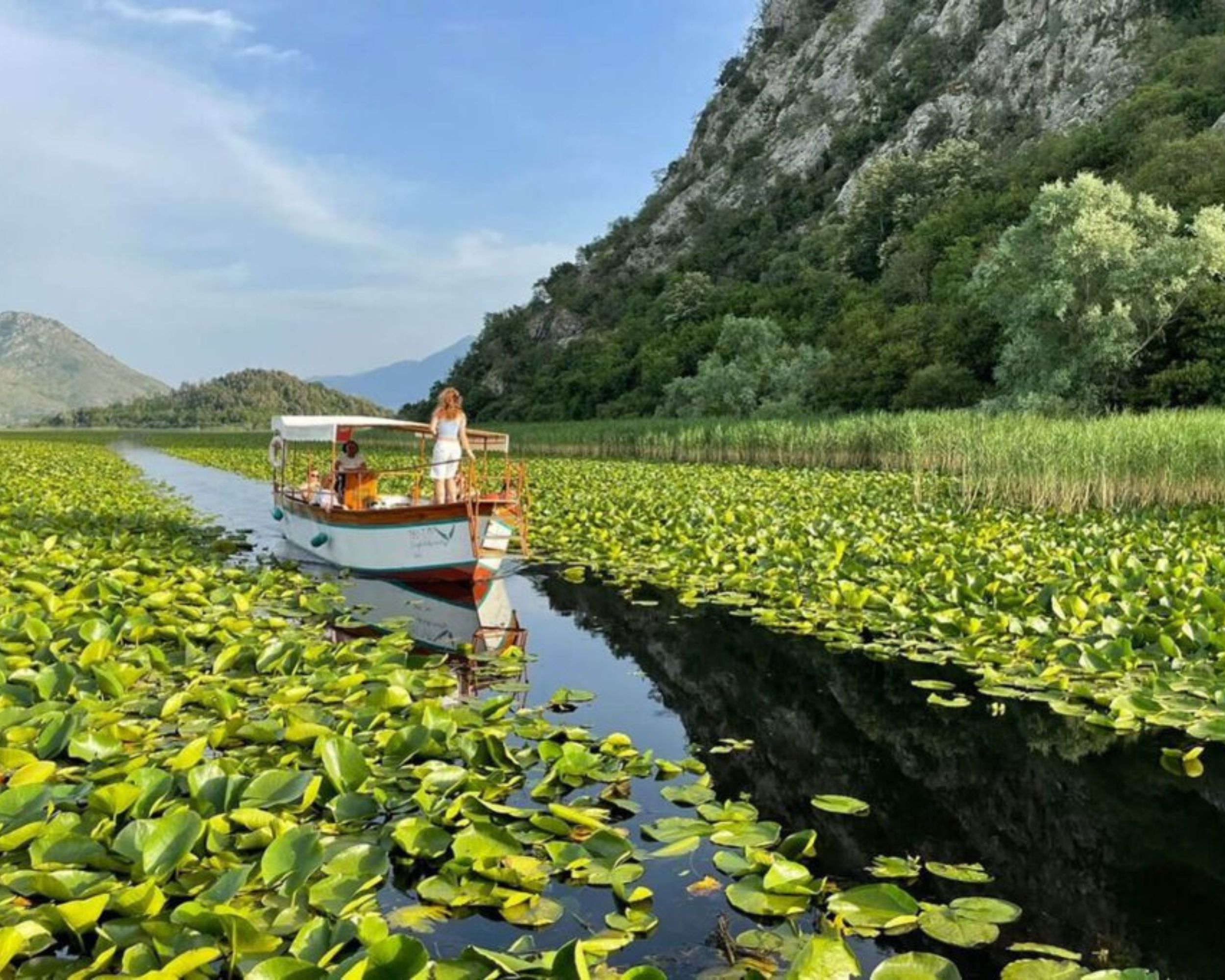Ab Bar: Bootsfahrt auf dem Skutarisee, Wein & Mittagessen im Dorf bei einer Familie