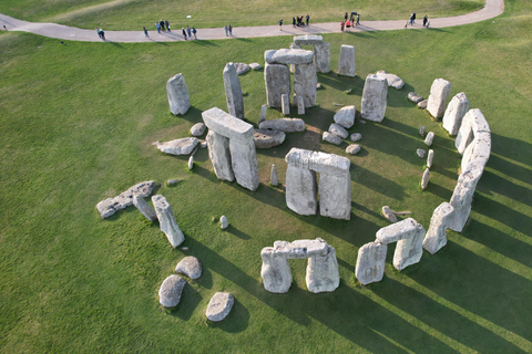 Windsor Castle &amp; Stonehenge: Private Rundfahrt zur Erkundung4-Sitzer Tesla, BMW oder Mercedes