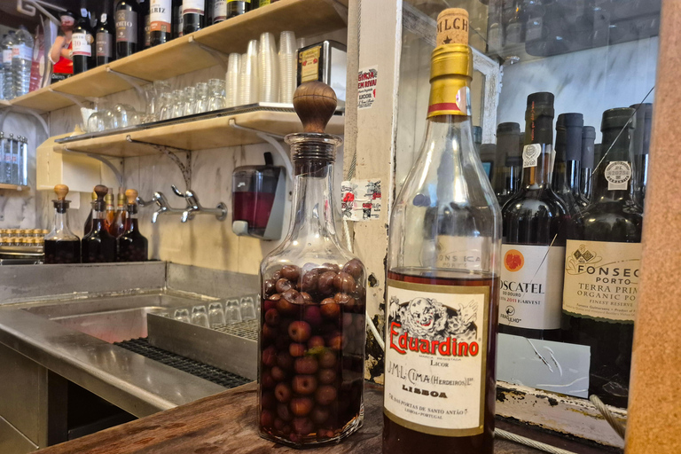 Tour gastronómico em pequenos grupos em Lisboa: coma e beba como um localTour gastronómico com guia inglês