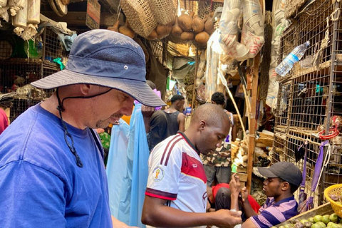 Kampala: Guided Walking Tour with Local Food Buffet