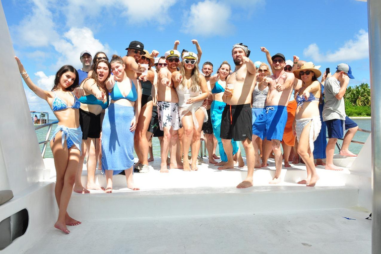 Punta Cana: Katamaran-Partyboot mit offener Bar und SnacksKatamaran Partyboot mit offener Bar in Punta Cana