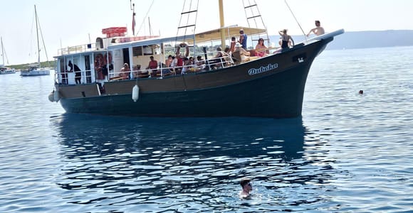 Ab Trogir: 3-Inseln-Bootstour mit Blue Lagoon und Mittagessen