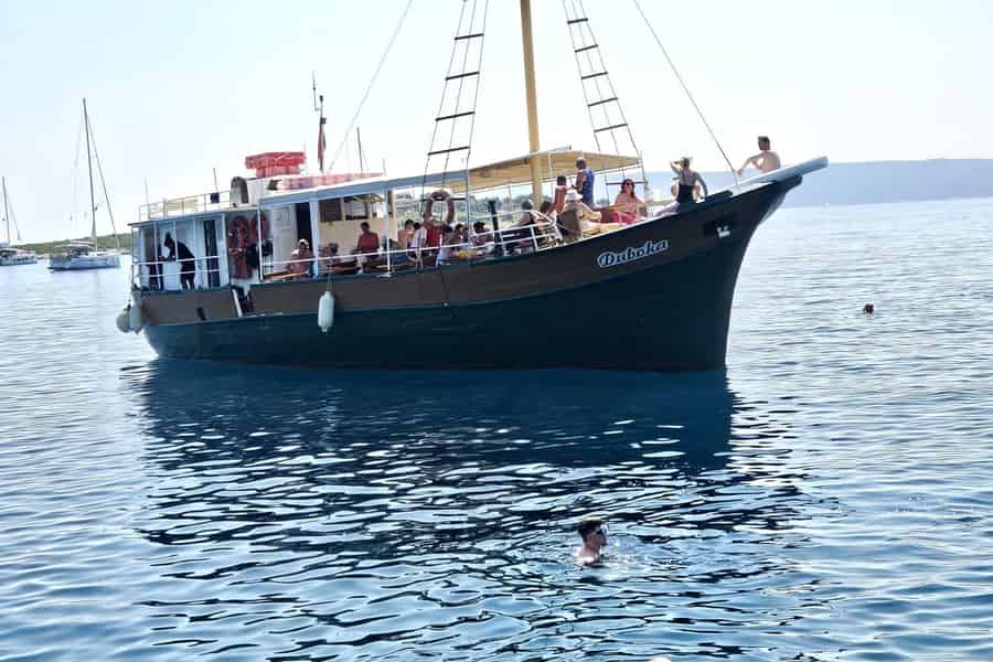 Ab Trogir: 3-Inseln-Bootstour mit Blue Lagoon und Mittagessen. Foto: GetYourGuide Ab Trogir: 3-Inseln-Bootstour mit Blue Lagoon und Mittagessen. Foto: GetYourGuide