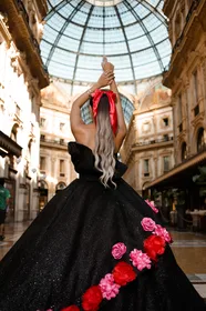 Fotoshooting mit einem märchenhaften Kleid im Herzen von Mailand