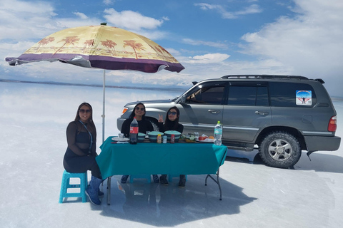 Uyuni: Salt Flats Tour with Lunch, Reflections, and Sunset