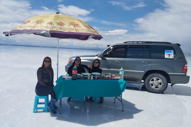 Uyuni: Salt Flats Tour with Lunch, Reflections, and Sunset