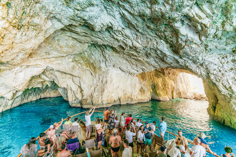 Corfú: crucero a Antípaxos y las cuevas azules de PaxosRecogida en la isla de Corfú al puerto de Corfú