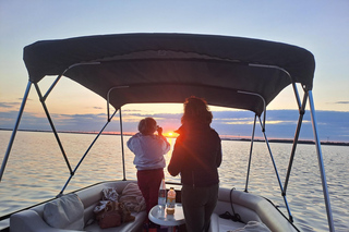 Harderwijk: rondvaart tijdens zonsondergang op een loungeboot met schipper