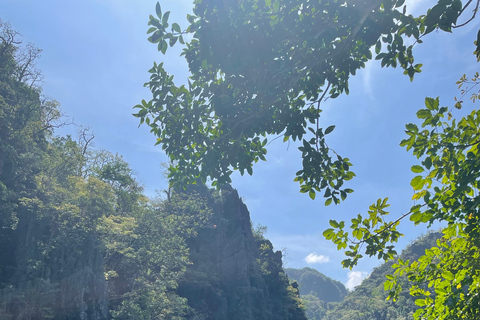 Coron Boat Rental With Buffet Lunch and Tour Guide